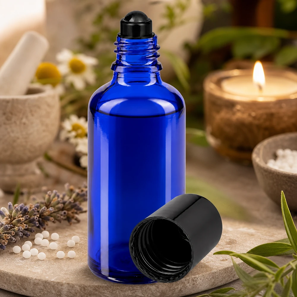 Flacon de déodorant en verre bleu 50 ml, déo à bille vide Flacon en verre bleu de 50 ml ouvert, muni d'un applicateur à bille, entre la lavande, la camomille et les herbes aromatiques