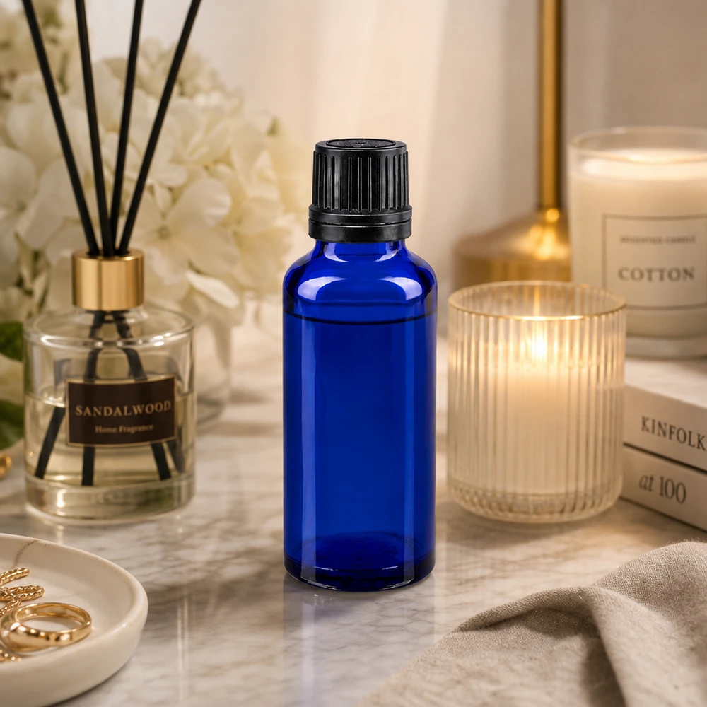 Bouteille de pharmacie bleue 30ml bouchon vissable noir bouchon d'inviolabilité Flacon de pharmacie bleu cobalt de 30 ml avec bouchon d'origine, dans un décor raffiné agrémenté de bougies