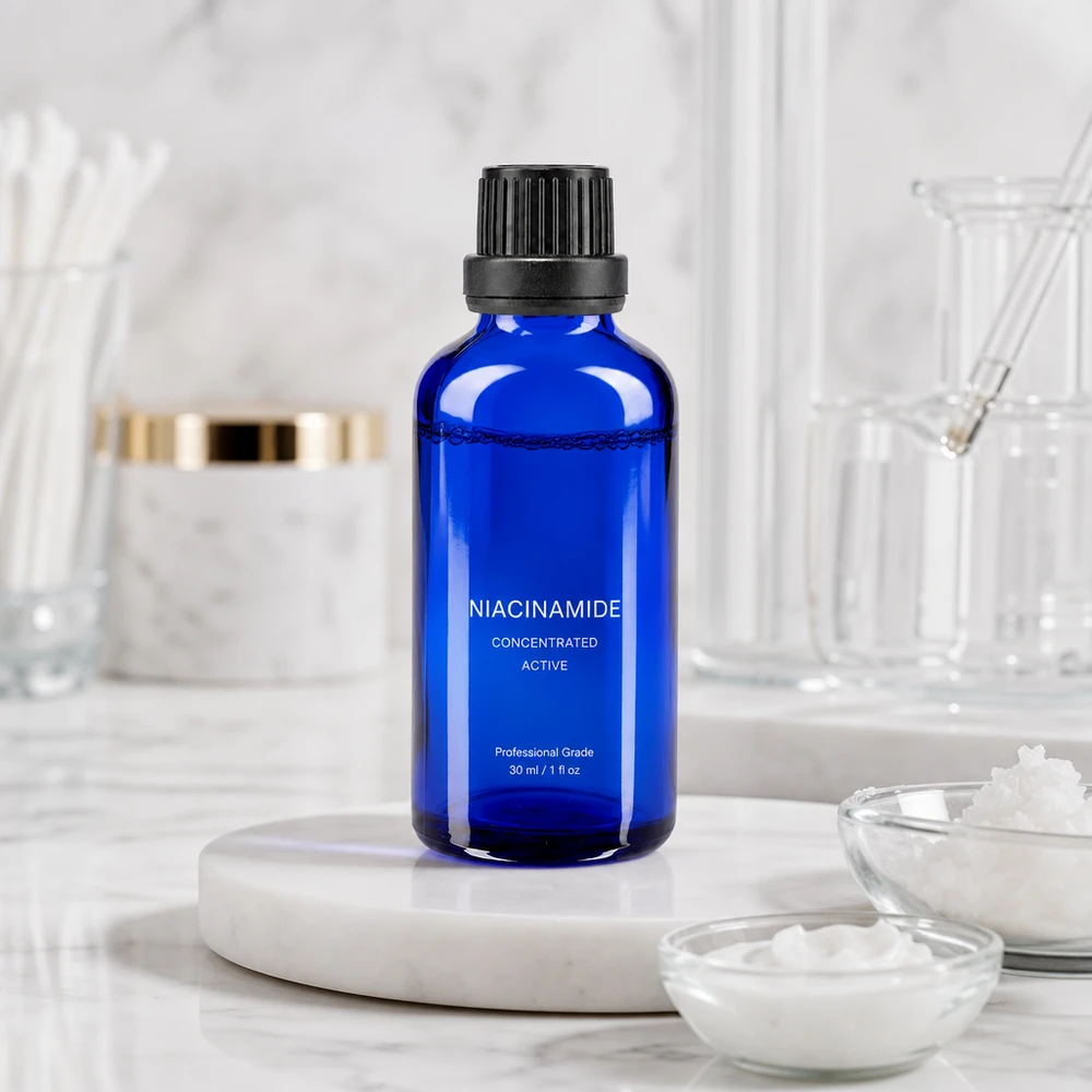 Flacon ApoGlas bleu cobalt de 50 ml muni d'un compte-gouttes de 2 mm, à côté de coupelles en verre contenant des produits cosmétiques