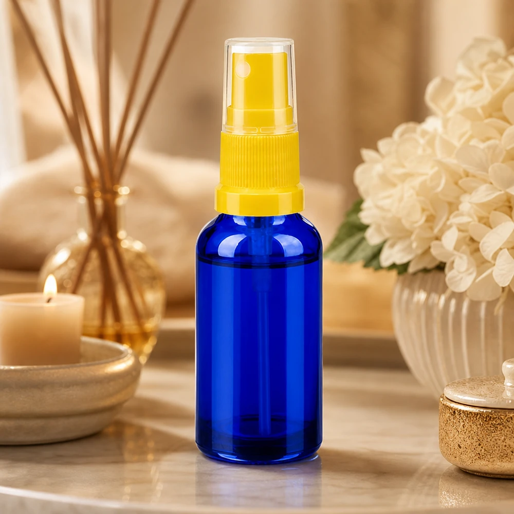 Vaporisateur 30ml jaune/tr. STD BlueLine UT18/30 Vaporisateur maniable de 30 ml en verre bleu anti-UV pour les substances sensibles à la lumière