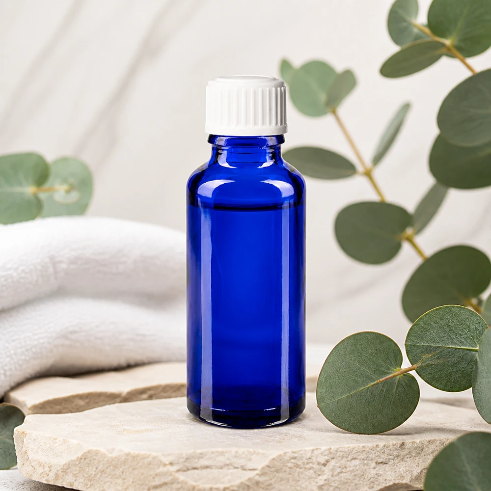 Petite bouteille en verre bleue de 30 ml avec protection contre les UV, idéale pour l'aromathérapie et les huiles essentielles
