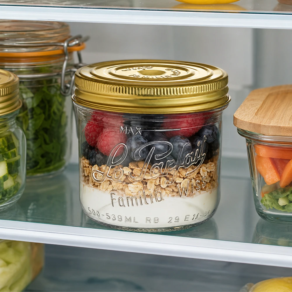 Pot renversé Familia Wiss de 539 ml avec couvercle doré rempli de yaourt aux baies et de granola au réfrigérateur
