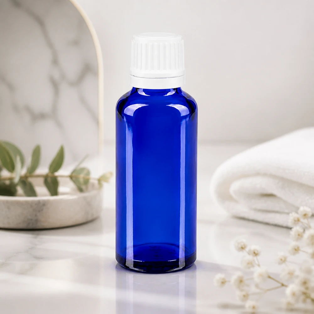 Flacon bleu cobalt de 30 ml avec bouchon à vis blanc, destiné aux cosmétiques naturels et à l'aromathérapie