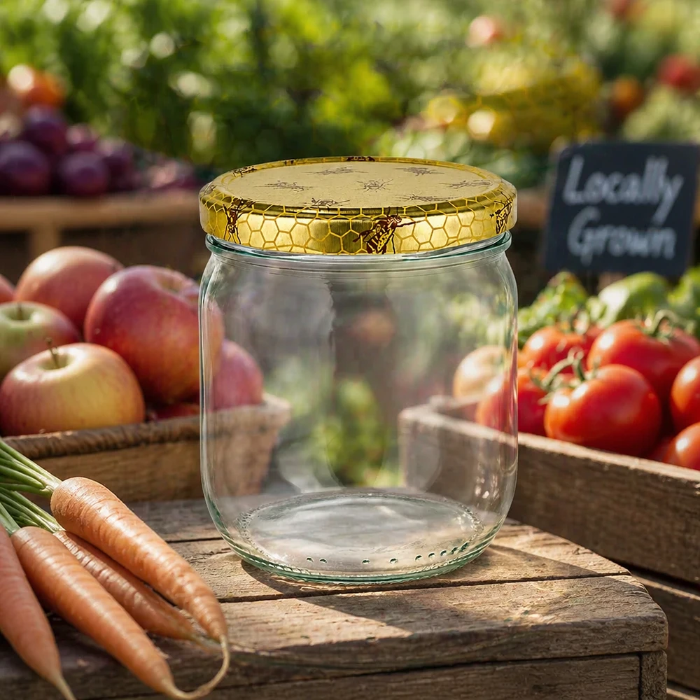 Pot de miel vide de 500g avec couvercle en nid d'abeille sur une planche en bois entre des légumes frais du marché fermier