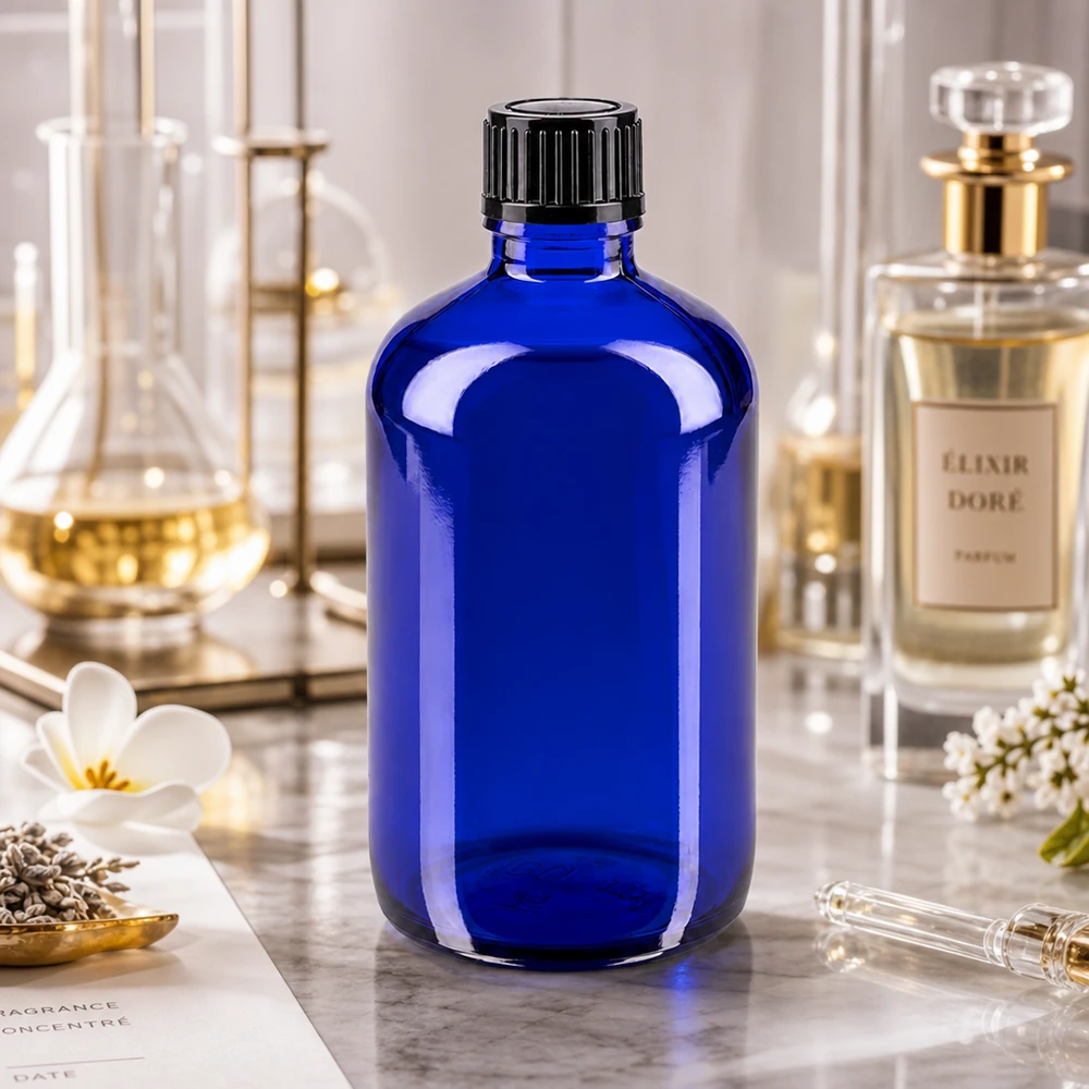 Flacon de pharmacie bleu cobalt de 100 ml à côté d'un flacon de parfum Elixir Dore posé sur un socle en marbre