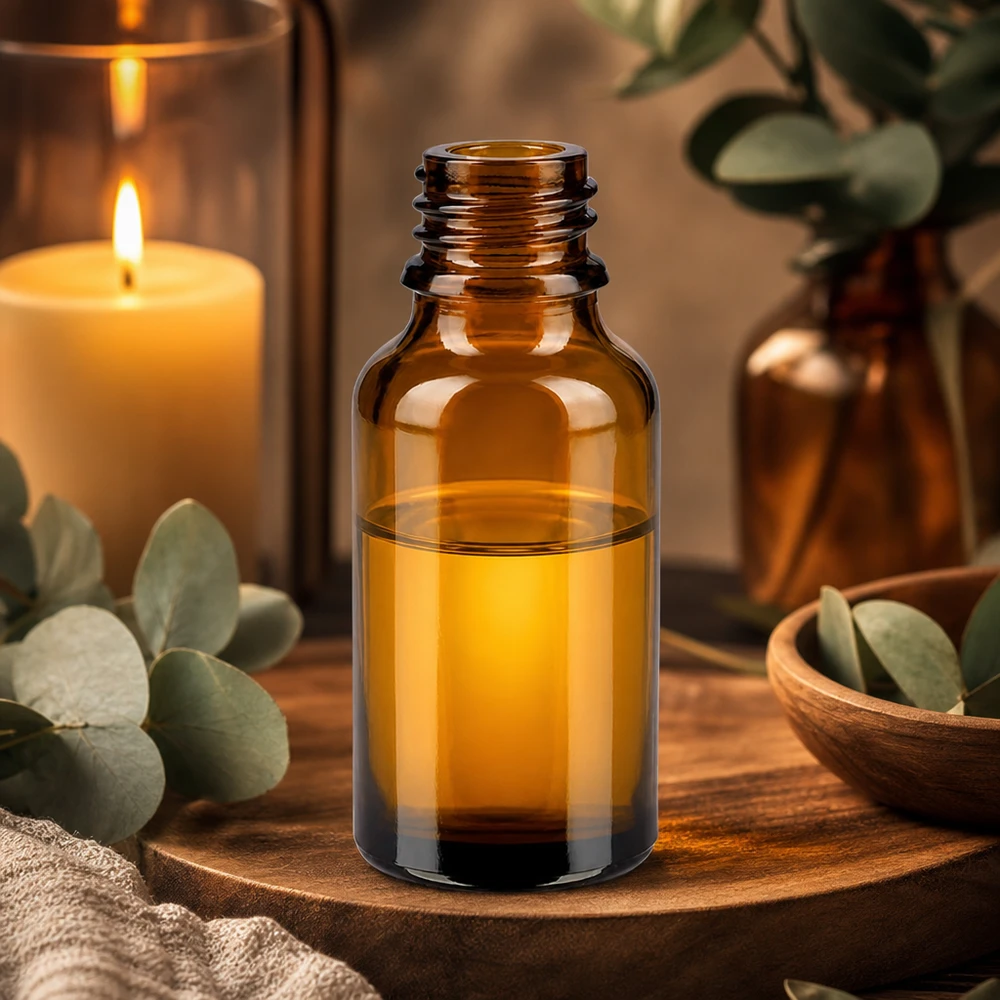 Bouteille en verre brun de 30ml ApoGlas sans bouchon sur planche en bois avec eucalyptus et bougie dans une ambiance d'aromathérapie