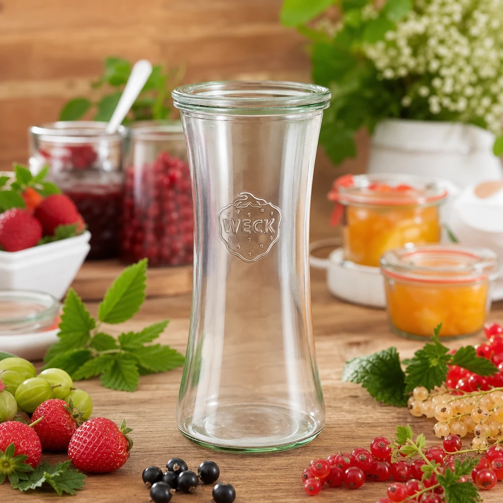 WECK Pot à confiture 700ml RR80 avec baies fraîches et confitures sur table en bois - Pot à confiture