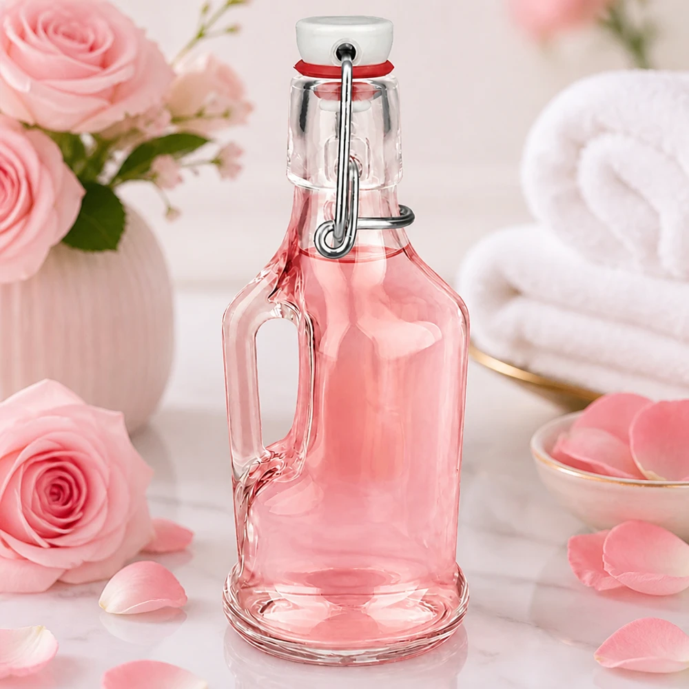Bouteille en verre 200 ml « Bertha » et bouchon à étrier en PVC UNiTWIST® Bouteille en verre Bertha de 200 ml teintée de rose dans un décor romantique de roses et de pétales, bouchon UNiTWIST