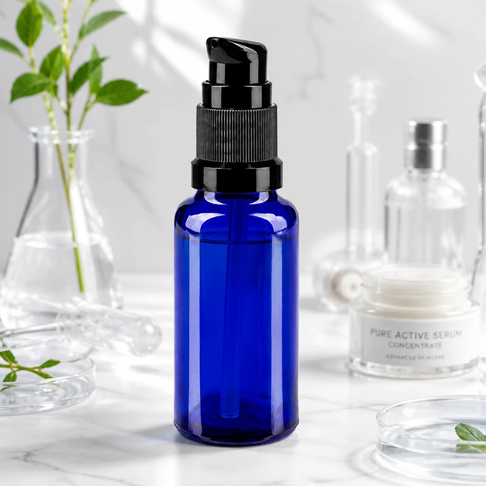 Flacon en verre bleu cobalt de 20 ml avec pompe doseuse noire pour sérum cosmétique en milieu de laboratoire