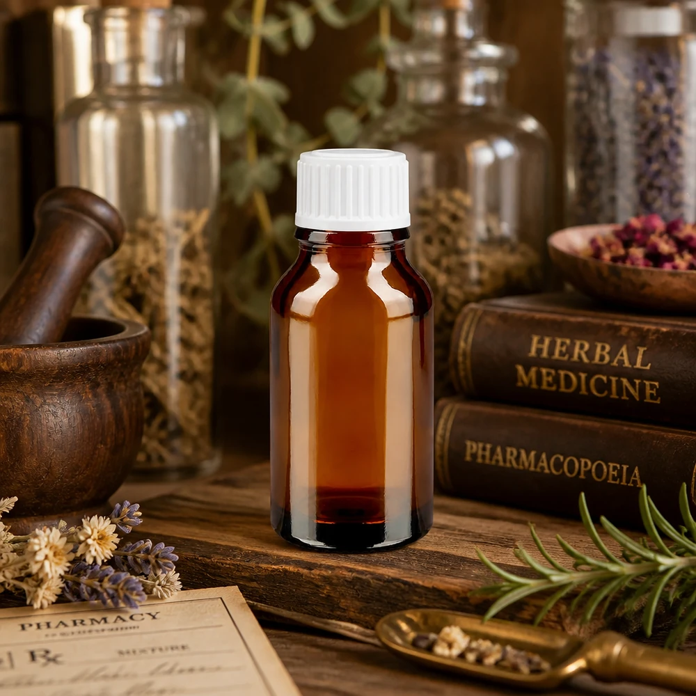 Flacon de pharmacie en verre ambré de 15 ml avec compte-gouttes de 0,8 mm, posé sur une table rustique en bois avec des plantes médicinales