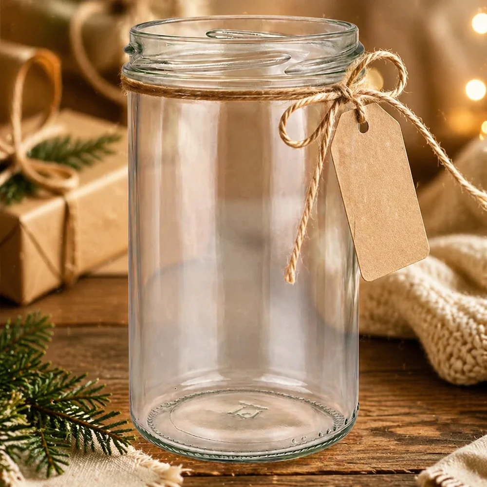 277ml Verre conique sans couvercle (TO66) UNiTWIST Verre renversé vide de 277 ml avec couvercle TO66 et étiquette cadeau marron sur une table en bois rustique dans une atmosphère chaleureuse
