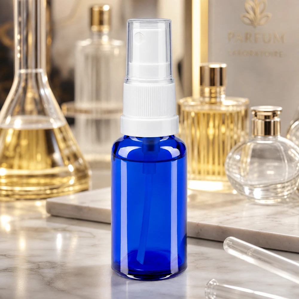 Flacon à pharmacie bleu 20ml embout spray blanc Flacon en verre bleu cobalt de 20 ml avec bouchon de protection transparent, dans un décor de parfumerie