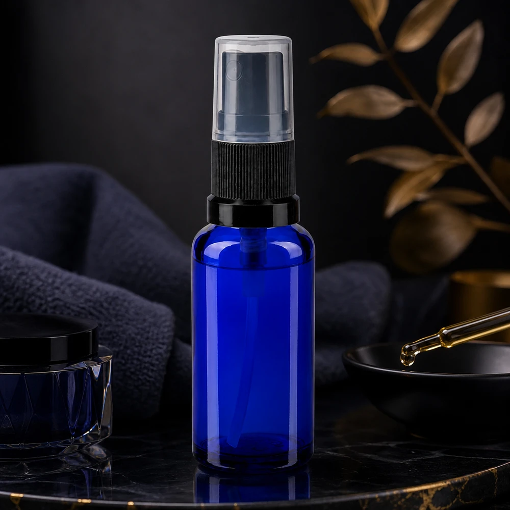 Flacon de pharmacie bleu 30ml embout spray noir Flacon pulvérisateur en verre bleu de 30 ml, muni d'un bouchon à vis noir et d'un capuchon transparent, destiné aux produits cosmétiques