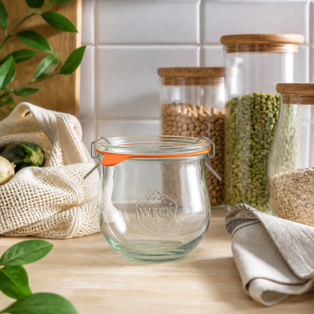 WECK Pot tulipe 370ml RR80 dans une cuisine durable avec des bocaux à provisions et des sacs en tissu écologiques