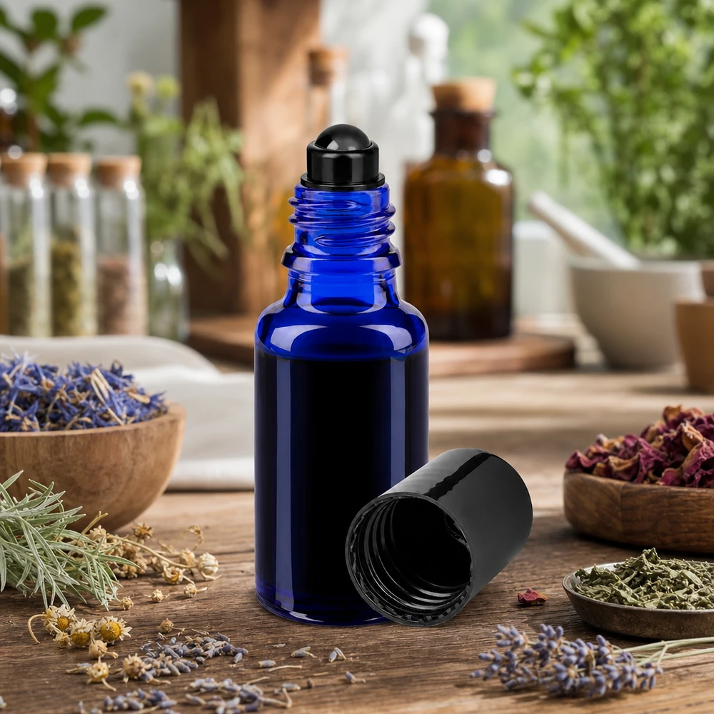 Flacon de déodorant en verre bleu 20 ml, déo à bille vide Flacon roll-on de 20 ml bleu cobalt avec bouchon à vis noir ouvert, sur fond en bois