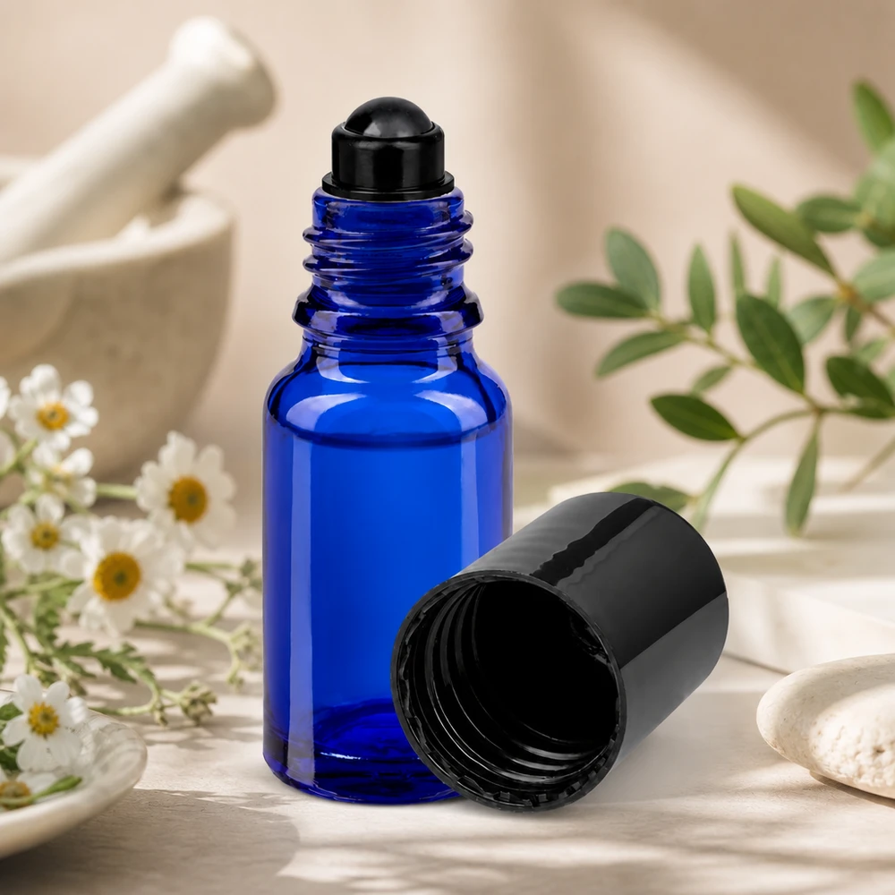 Flacon de déodorant en verre bleu 10 ml, déo à bille vide Flacon roll-on en verre d'apothicaire bleu cobalt de 10 ml, avec bouchon à vis noir ouvert, sur fond clair