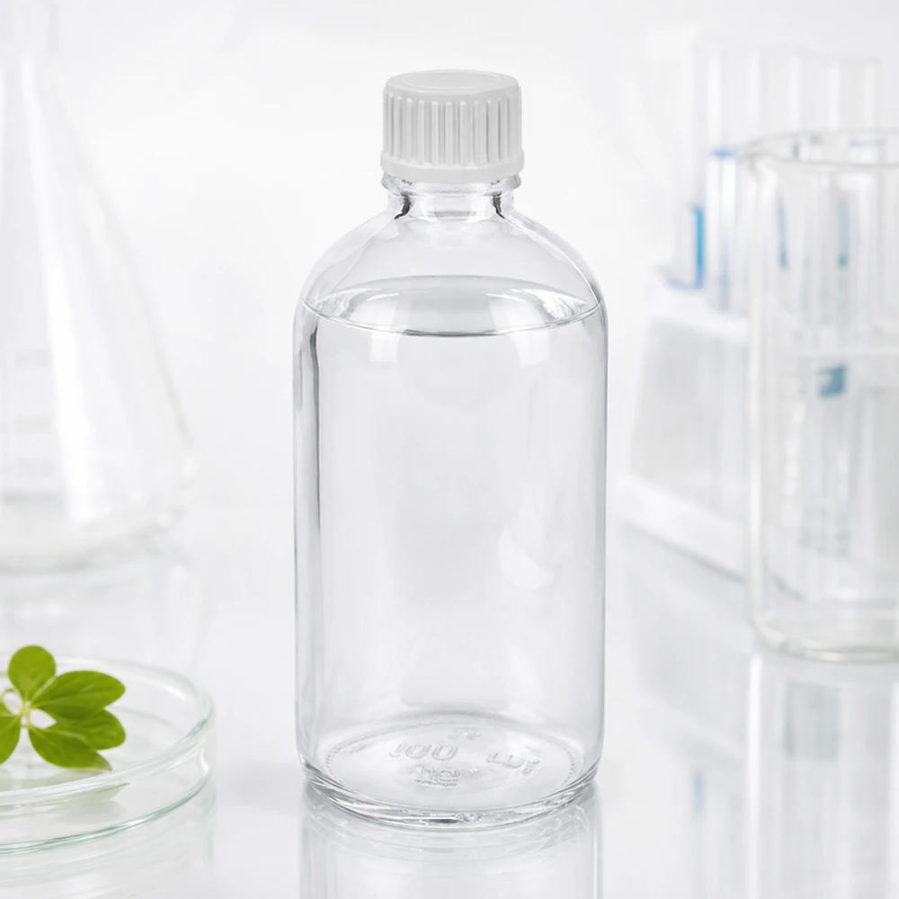 Flacon compte-gouttes ClearLine UT18 de 100 ml avec un goulot de 0,9 mm, dans un environnement de laboratoire stérile avec une boîte de Pétri