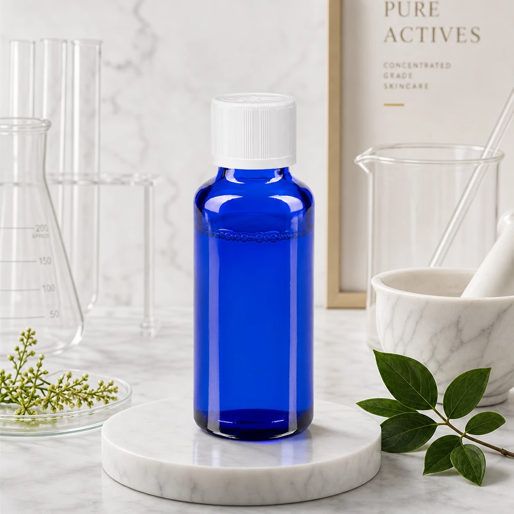 Flacon à pharmacie bleu 30ml bouchon anti-goutte blanc séc. enf. std Sérum concentré de soin de la peau présenté dans un flacon de pharmacie bleu cobalt de 30 ml muni d'un compte-gouttes de précision destiné à un usage cosmétique
