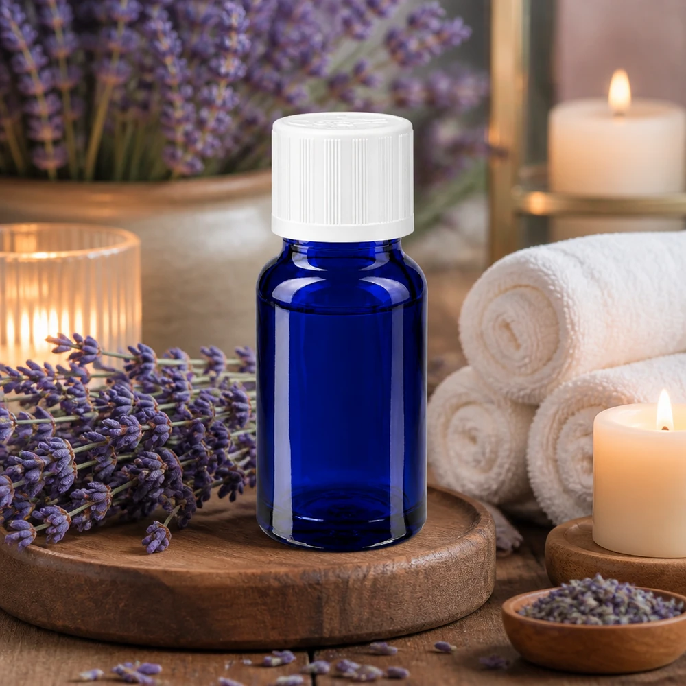 Petit flacon de pharmacie bleu de 10 ml avec bouchon à vis, dans un cadre de spa propice à la détente