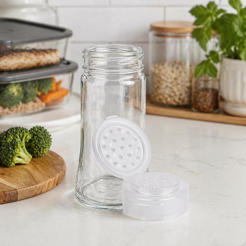 Pot à sel/épices 95 ml avec saupoudreuse, blanc Pot à épices transparent de 95 ml avec saupoudreuse à trous blanche, dans une cuisine moderne avec des légumes frais