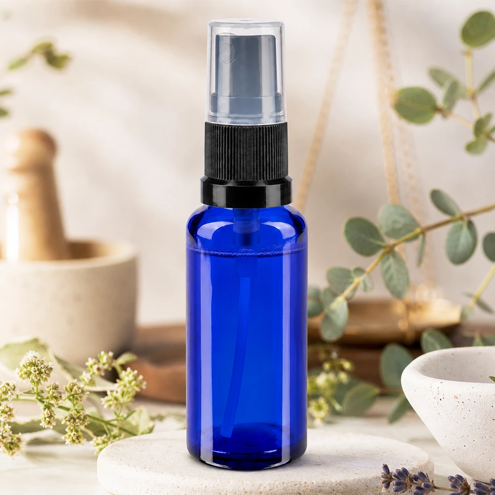 Flacon de pharmacie bleu 30ml embout spray noir Flacon en verre bleu compact de 30 ml, muni d'un vaporisateur ultra-fin et d'un bouchon transparent, destiné aux huiles essentielles