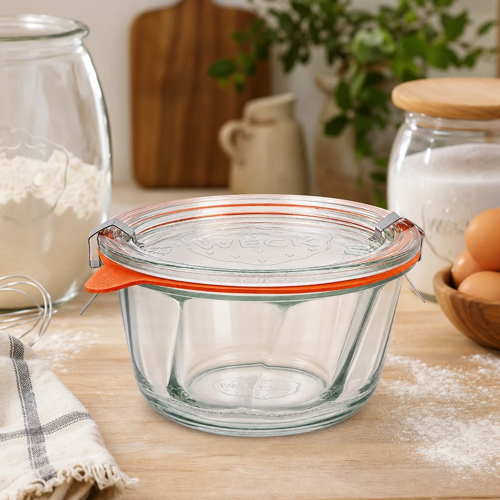 WECK Pot à kouglof 280ml RR100 dans l'environnement de la cuisine avec farine œufs et ingrédients de cuisson pour les moules à gâteaux et les conserves