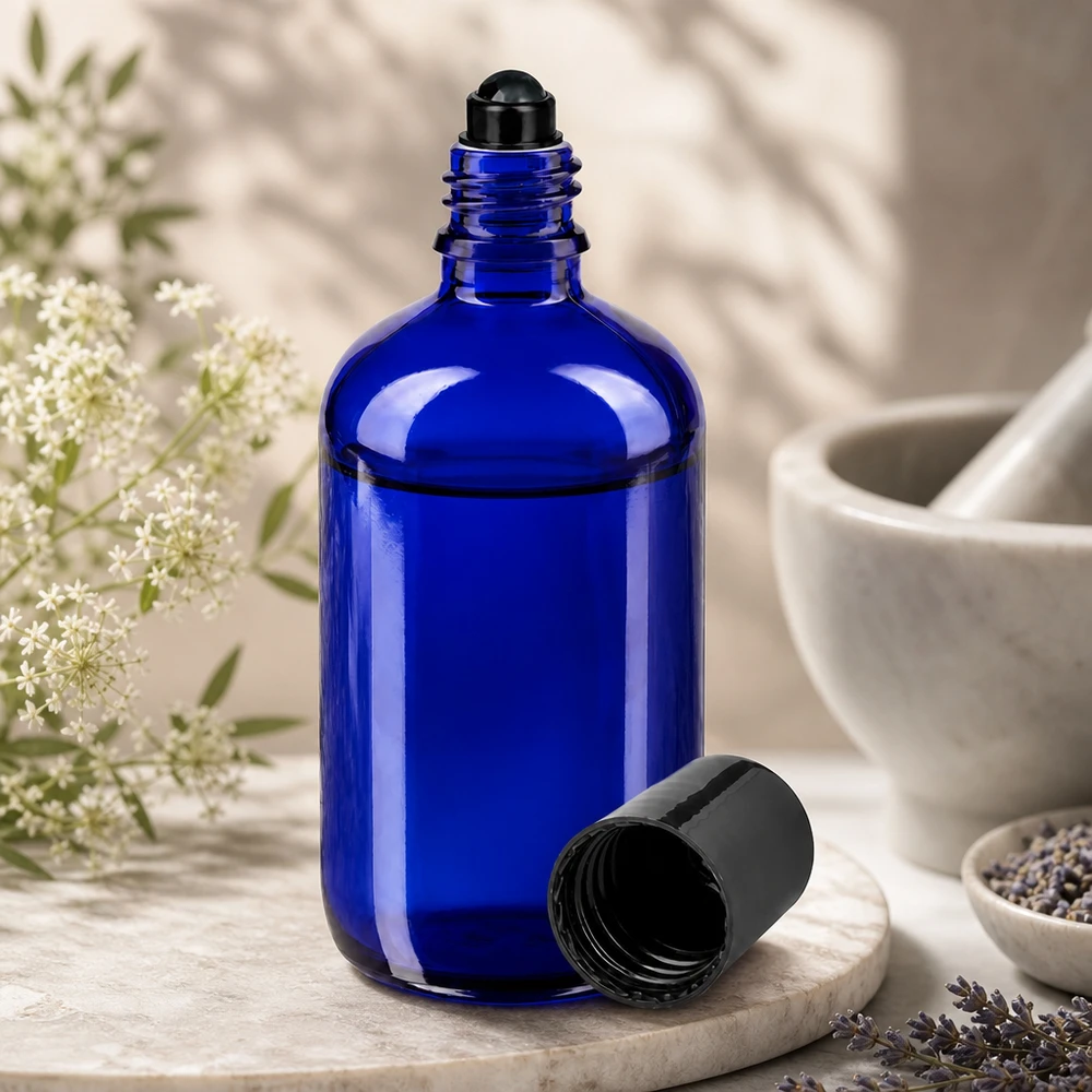 Flacon de déodorant en verre bleu 100 ml, déo à bille vide Flacon de pharmacie bleu de 100 ml avec bouchon à bille, posé sur un plateau en marbre garni d'herbes médicinales