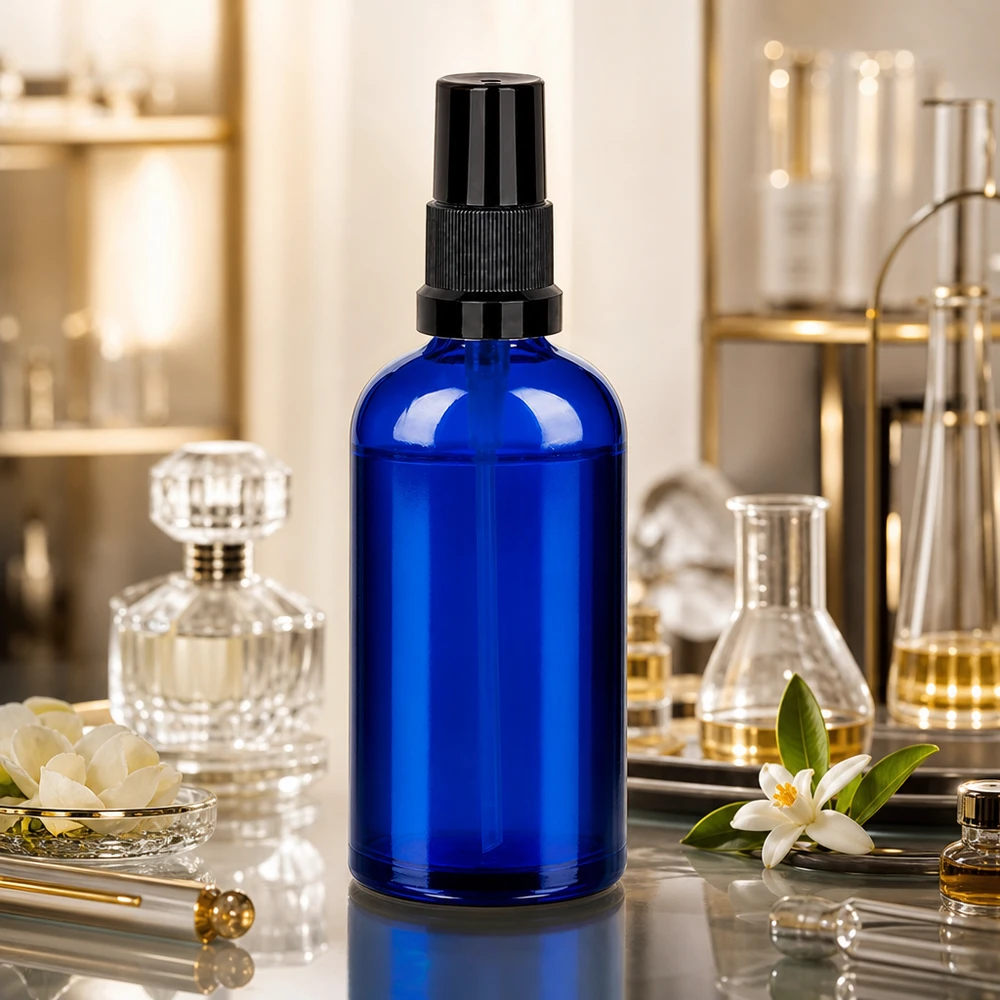 Vaporisateur 100ml noir STD BlueLine UT18/100 Elégant vaporisateur 100ml STD BlueLine - tête de vaporisation noire sur verre bleu profond pour cosmétiques de luxe