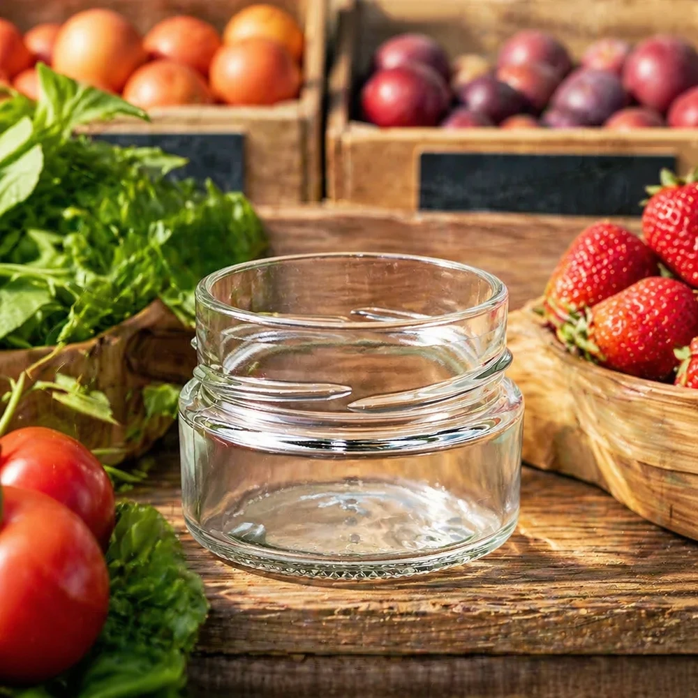 UNiTWIST Runda80 Verre rond 80ml TO58deep Pot de conserve vide sur table en bois avec fruits et légumes frais en arrière-plan
