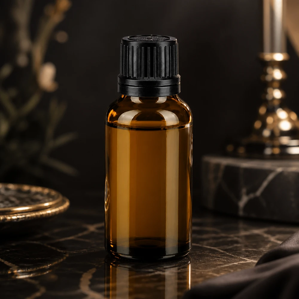 Petite bouteille en verre marron de 20 ml avec un bouchon noir strié pour huiles essentielles