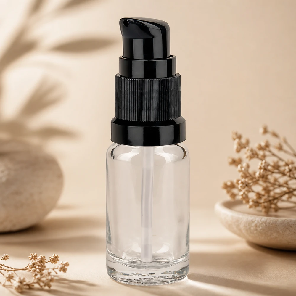 10ml flacon pompe noir STD ClearLine UT18/10 Flacon pompe transparent de 10 ml UT18/10 avec distributeur noir sur fond beige