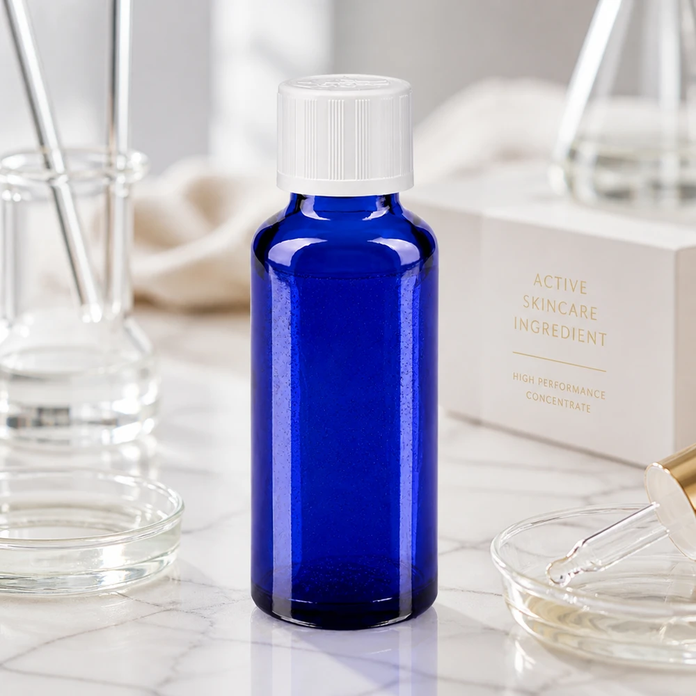 Bouteille en verre bleue de 30 ml avec bouchon KiSi blanc, posée parmi des récipients de laboratoire sur une surface en marbre