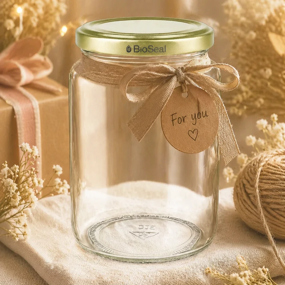 Pot de miel BioSeal de 1000g à offrir, décoré d'un ruban doré et d'un pendentif de présentation rustique