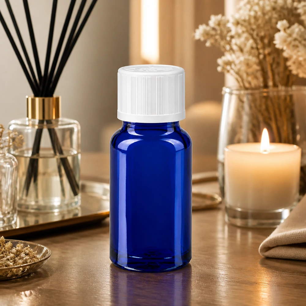 Flacon de pharmacie bleu 10 ml avec bouchon vissable blanc avec sécurité enfant standard Flacon de pharmacie bleu cobalt de 10 ml avec bouchon blanc à sécurité enfant, dans une ambiance de bien-être apaisante