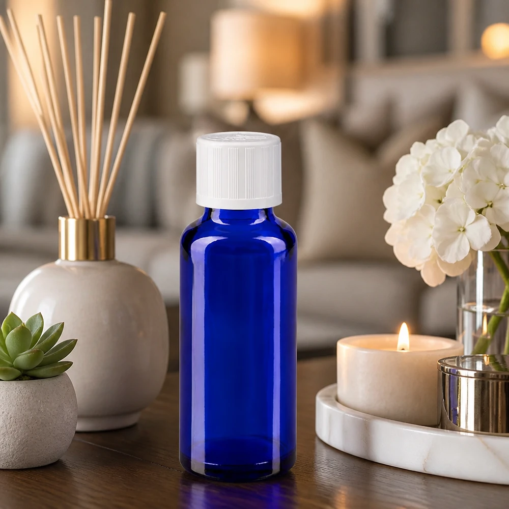 Flacon à pharmacie bleu 30ml bouchon vissable blanc sécurité enfant Flacon de pharmacie bleu de 30 ml avec un bouchon blanc à sécurité enfant, accompagné de bâtonnets parfumés pour la maison