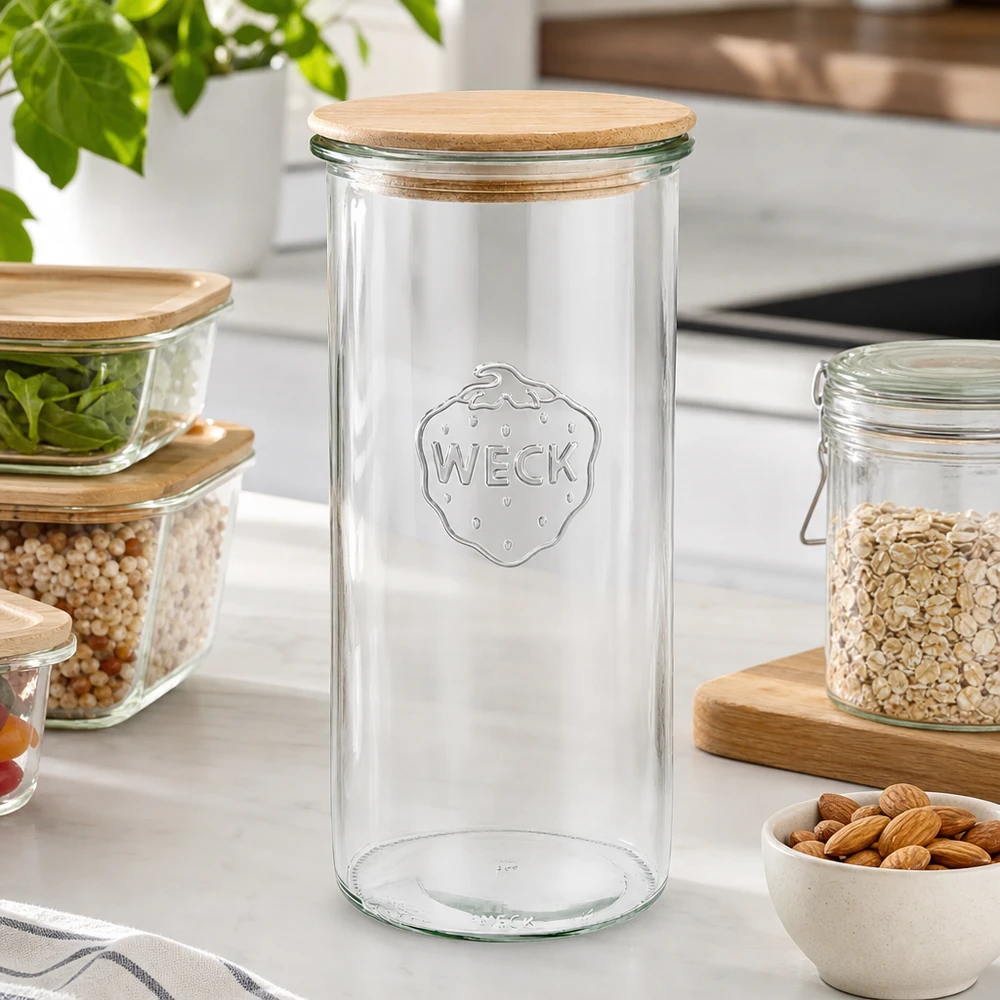 WECK Verre renversé 1500ml RR100 vide avec couvercle en bois dans une cuisine moderne entouré de bocaux à provisions remplis de noix
