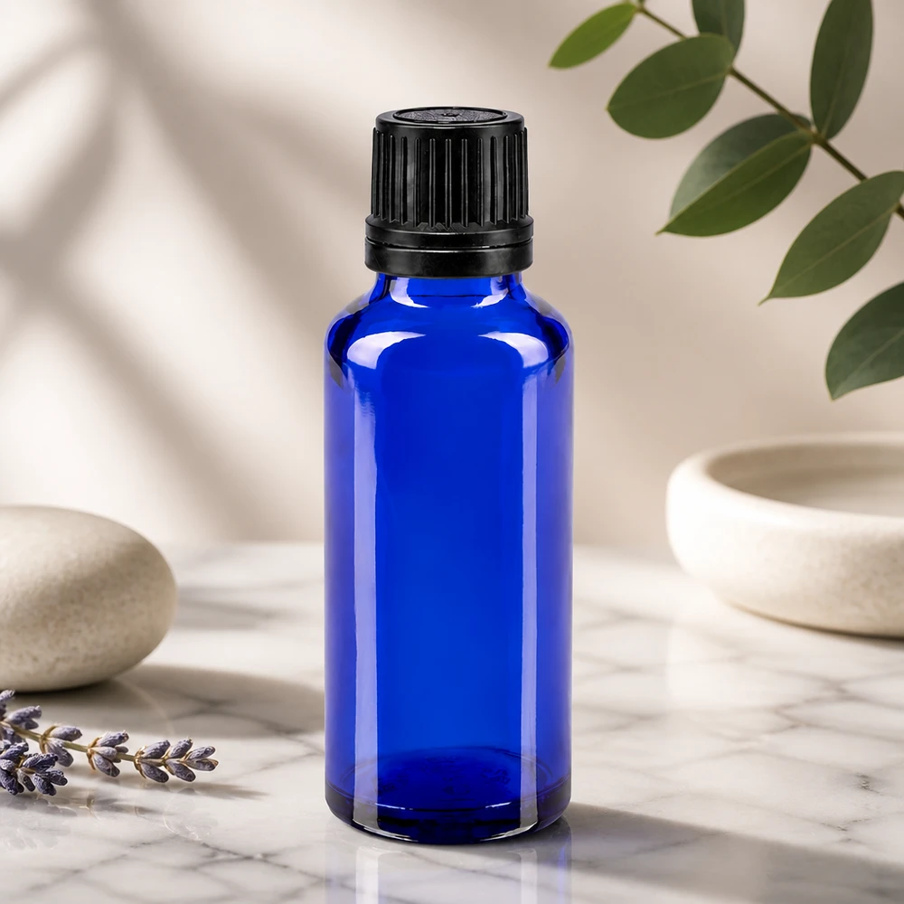 Bouteille de pharmacie bleue 30ml bouchon vissable noir bouchon d'inviolabilité Flacon pharmaceutique bleu de 30 ml en verre anti-UV avec un bouchon OV noir, à côté de brins de lavande