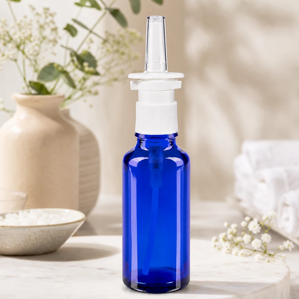 Flacon médical en verre de 30 ml, bleu, muni d'un embout de pulvérisation nasale, destiné à des applications pharmaceutiques