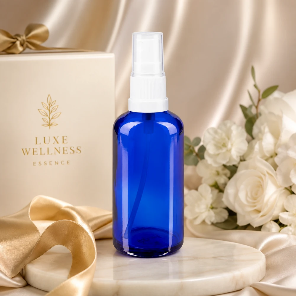 Flacon de pharmacie bleu 50ml embout spray blanc Flacon en verre bleu cobalt de 50 ml muni d'un vaporisateur blanc, sur fond d'élégant coffret cadeau