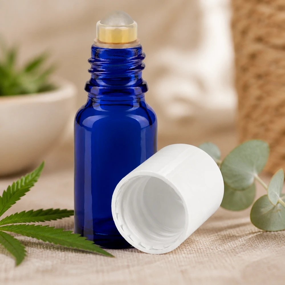 Flacon de pharmacie bleu 10ml Roll-On bouchon blanc Flacon roll-on en verre d'apothicaire bleu cobalt de 10 ml, ouvert, dont le bouchon à vis blanc a été retiré