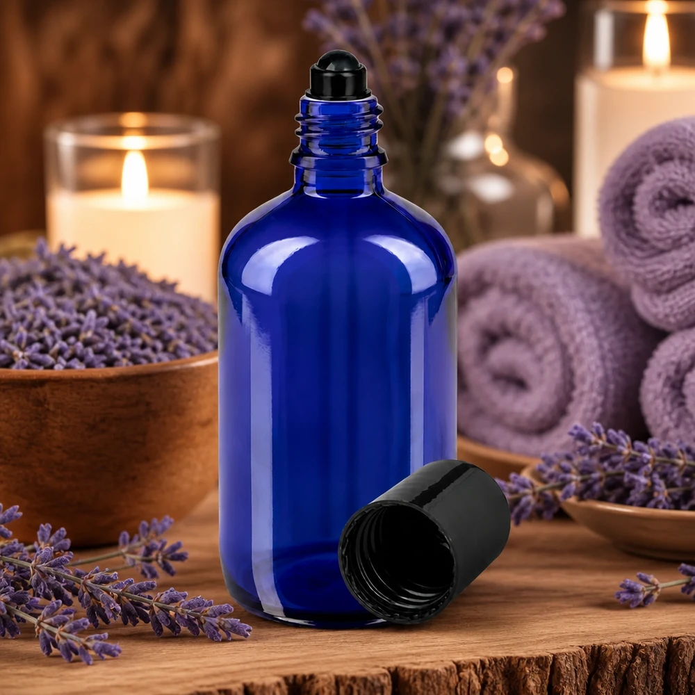 Flacon roll-on ApoGlas de 100 ml, bleu cobalt avec bouchon noir, dans une ambiance spa