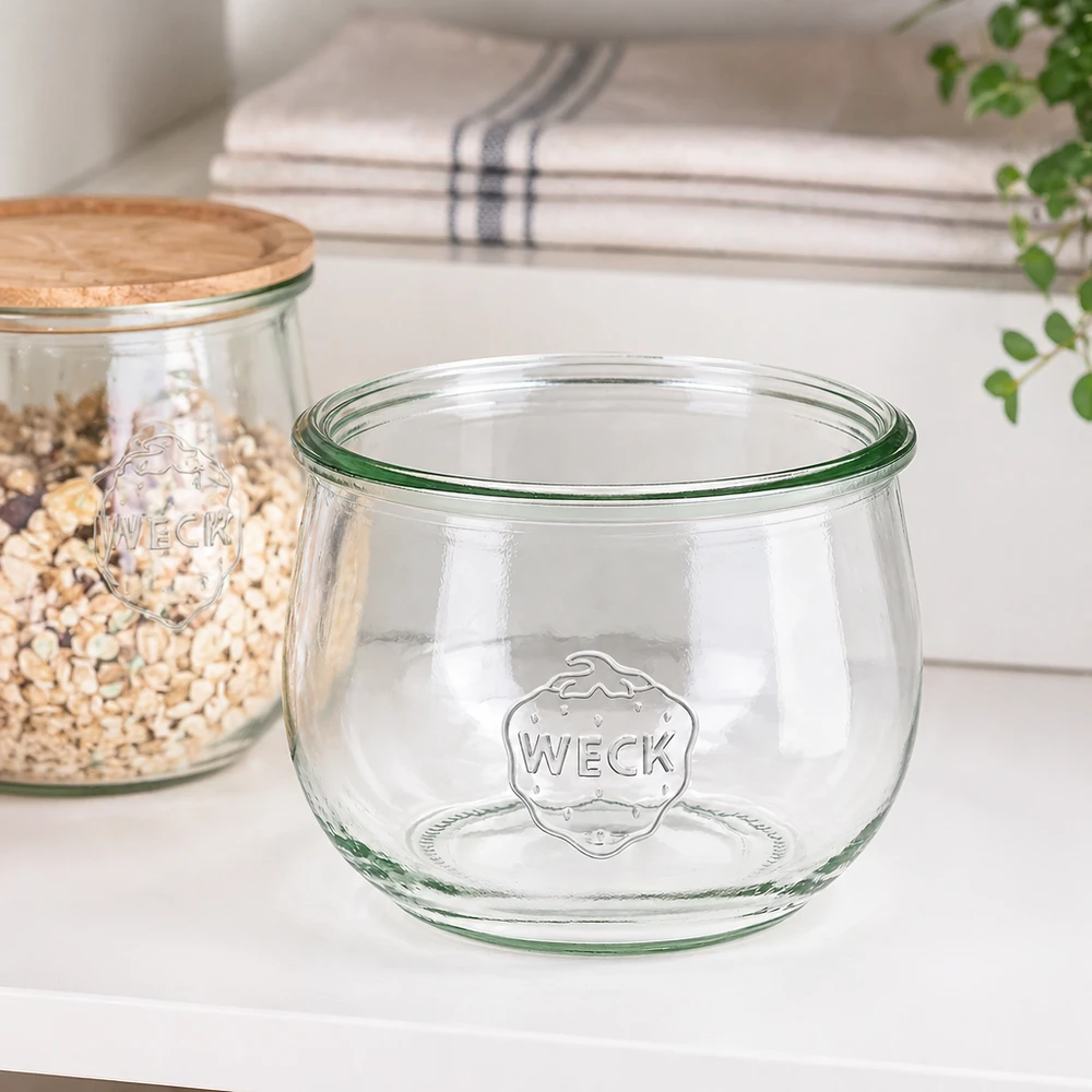 580ml WECK Pot tulipe RR100 Pot de conservation transparent avec logo sur plan de travail de cuisine blanc à côté du bocal à provisions