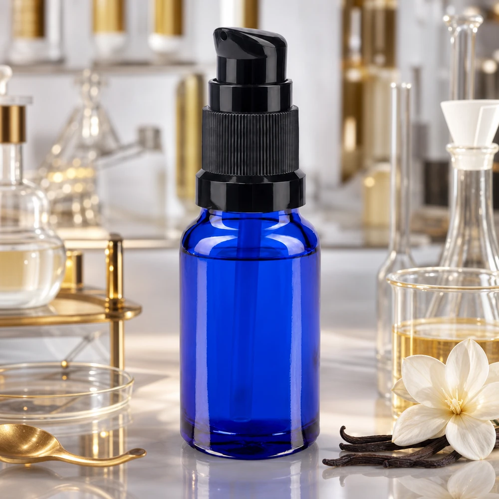 Flacon pompe STD bleu cobalt de 10 ml avec bouchon noir, à côté de vanille et de matériel de laboratoire