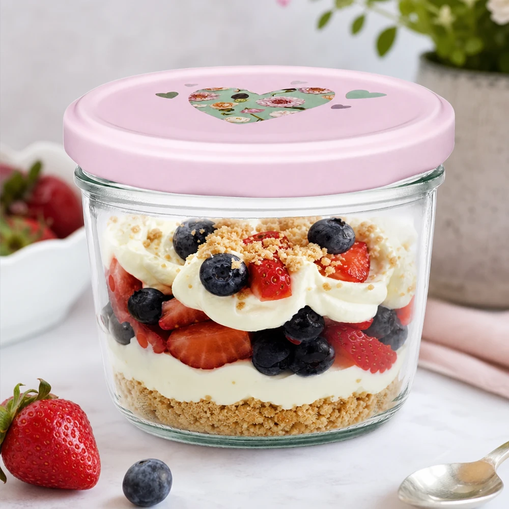 Verres de 230 ml + couvercle BasicSeal cur rose UNiTWIST Verre renversé 230ml rose Couvercle en forme de cœur avec des baies Dessert stratifié Yaourt Fraises Myrtilles Fond de biscuit Dessert