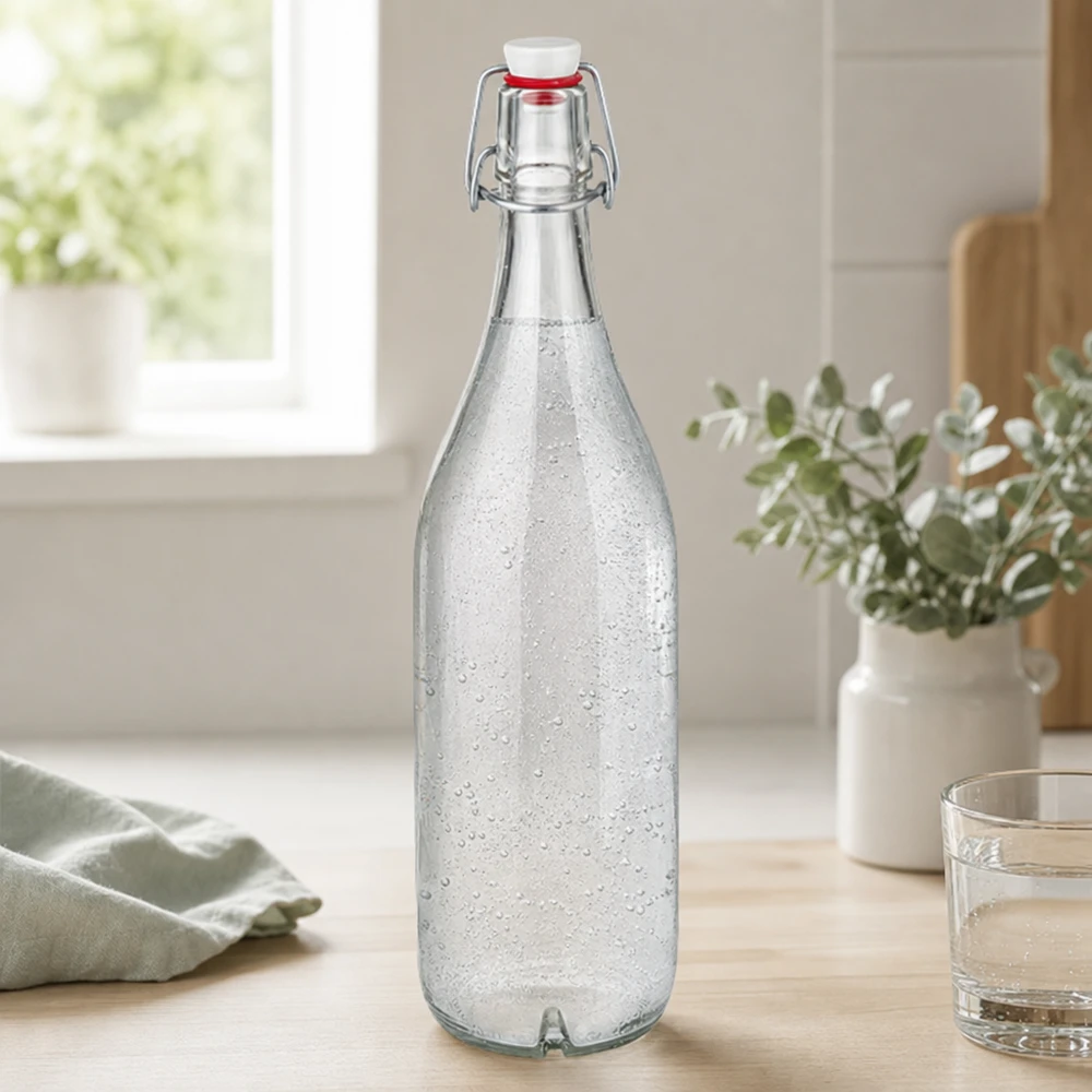 Bouteille en verre de 1000 ml + bouchon mécanique en porcelaine UN.. Bouteille en verre de 1000ml avec bouchon à étrier remplie d'eau gazeuse sur une table en bois dans une cuisine moderne