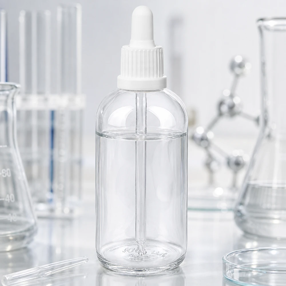 Flacon à pipette ClearLine UT18/100 de 100 ml avec embout en caoutchouc blanc, utilisé en laboratoire