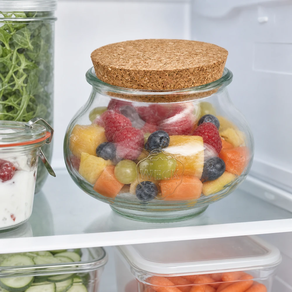 560ml bocal décoratif WECK RR80 avec bouchon nature WECK Schmuckglas 560ml RR80 mit Korkdeckel im Kühlschrank gefüllt mit frischem Obstsalat Kühlschrankorganisation