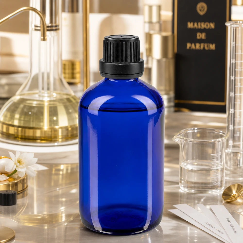 Flacon de pharmacie bleu 100ml bouchon vissable noir bouchon inviolabilité Flacon de pharmacie bleu de 100 ml avec bouchon noir, à côté de matériel de laboratoire et d'un ballon de distillation