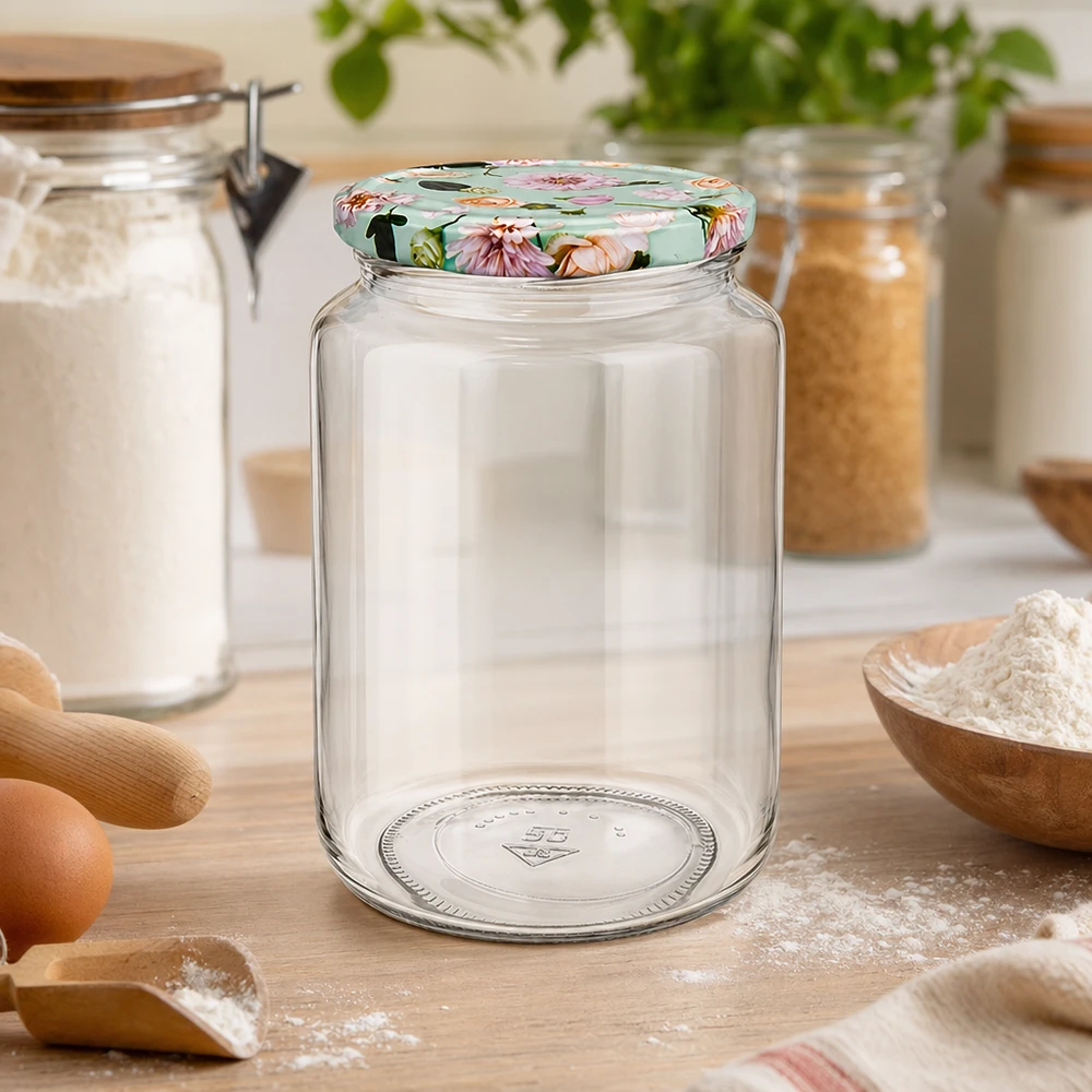 Bocal rond de 795 ml avec couvercle BasicSeal à fleurs menthe dans la cuisine de boulangerie, farine et ingrédients de boulangerie sur le plan de travail en bois