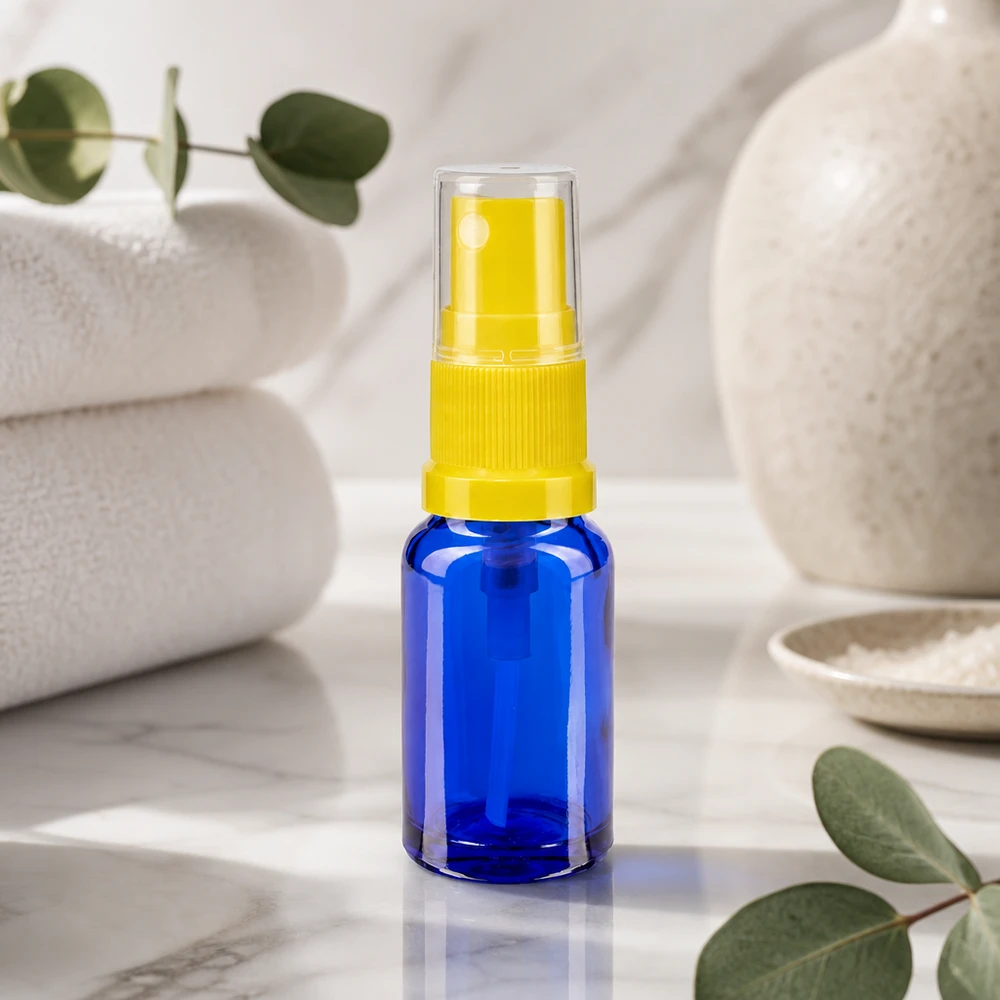 Flacon en verre bleu avec protection anti-UV de 30 ml, muni d'un vaporisateur jaune, pour une conservation sûre des principes actifs